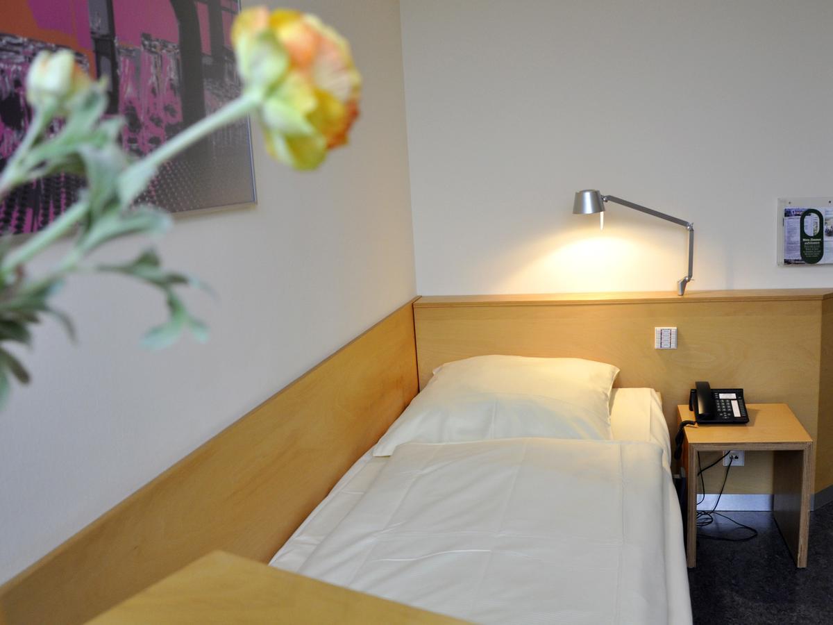 Seminarhotel In Der Manfred-Sauer-Stiftung Lobbach Szoba fotó